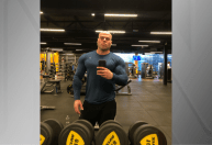 Fisiculturista foi esfaqueado no pescoço enquanto dormia, diz polícia