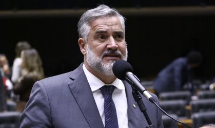 Em ato contra anistia, Pimenta diz que Brasil resiste a ataques de Trump