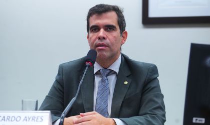 Dino manda suspender inquérito de Ricardo Ayres no STJ e remeter ao STF
