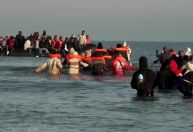Imigrantes partem da França para o Reino Unido sob novo acordo de troca