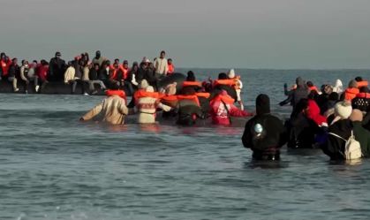 Imigrantes partem da França para o Reino Unido sob novo acordo de troca