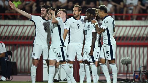 Jogadores da Inglaterra comemoram um dos gols na goleada sobre a Sérvia
