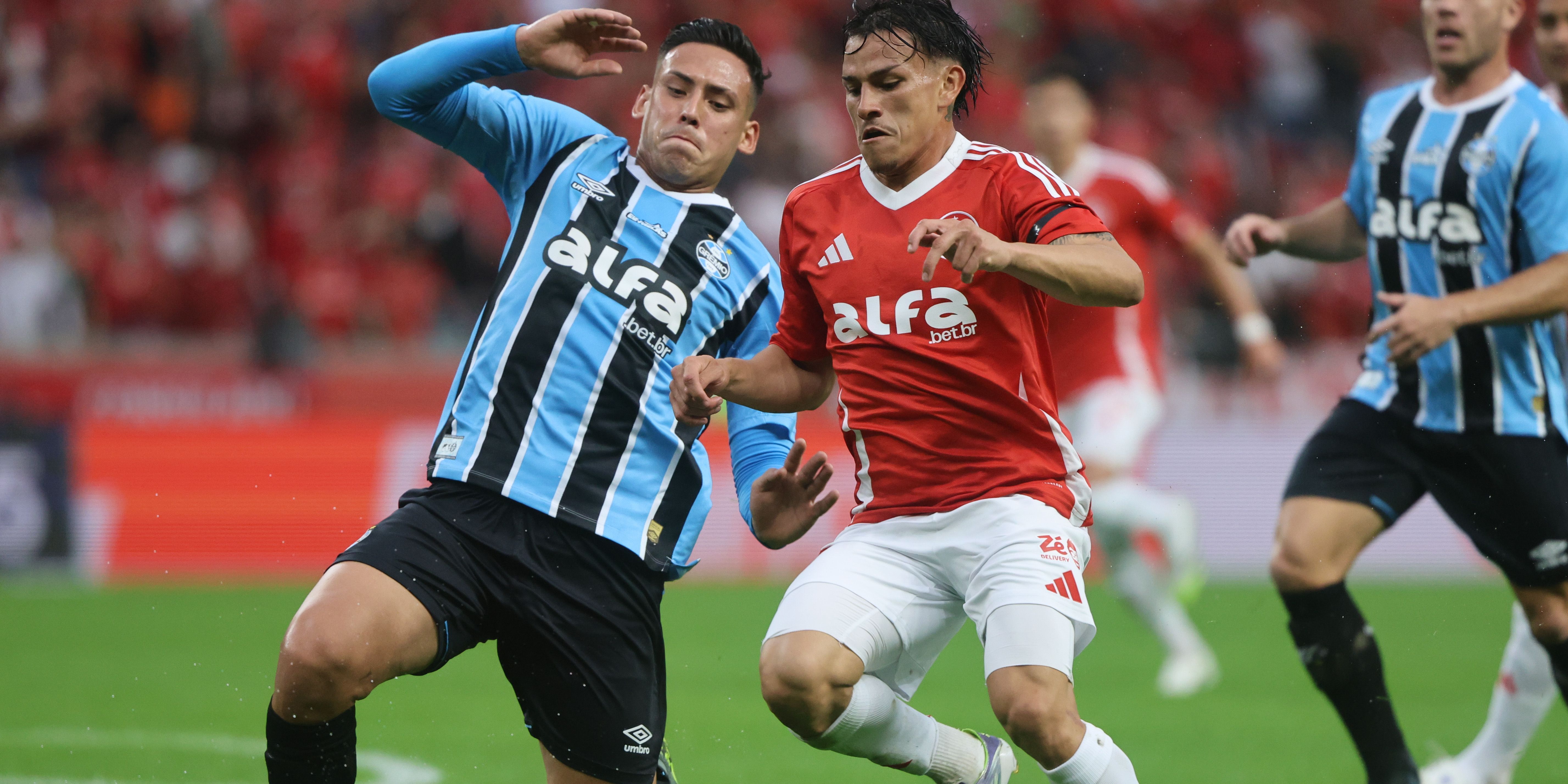 Bernabei sofreu pênalti de Noriega no 1º tempo de Inter x Grêmio pelo Brasileiro