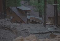 Deslizamentos de terra inundam casas e carros na Califórnia