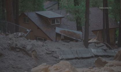 Deslizamentos de terra inundam casas e carros na Califórnia