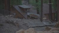 Deslizamentos de terra inundam casas e carros na Califórnia