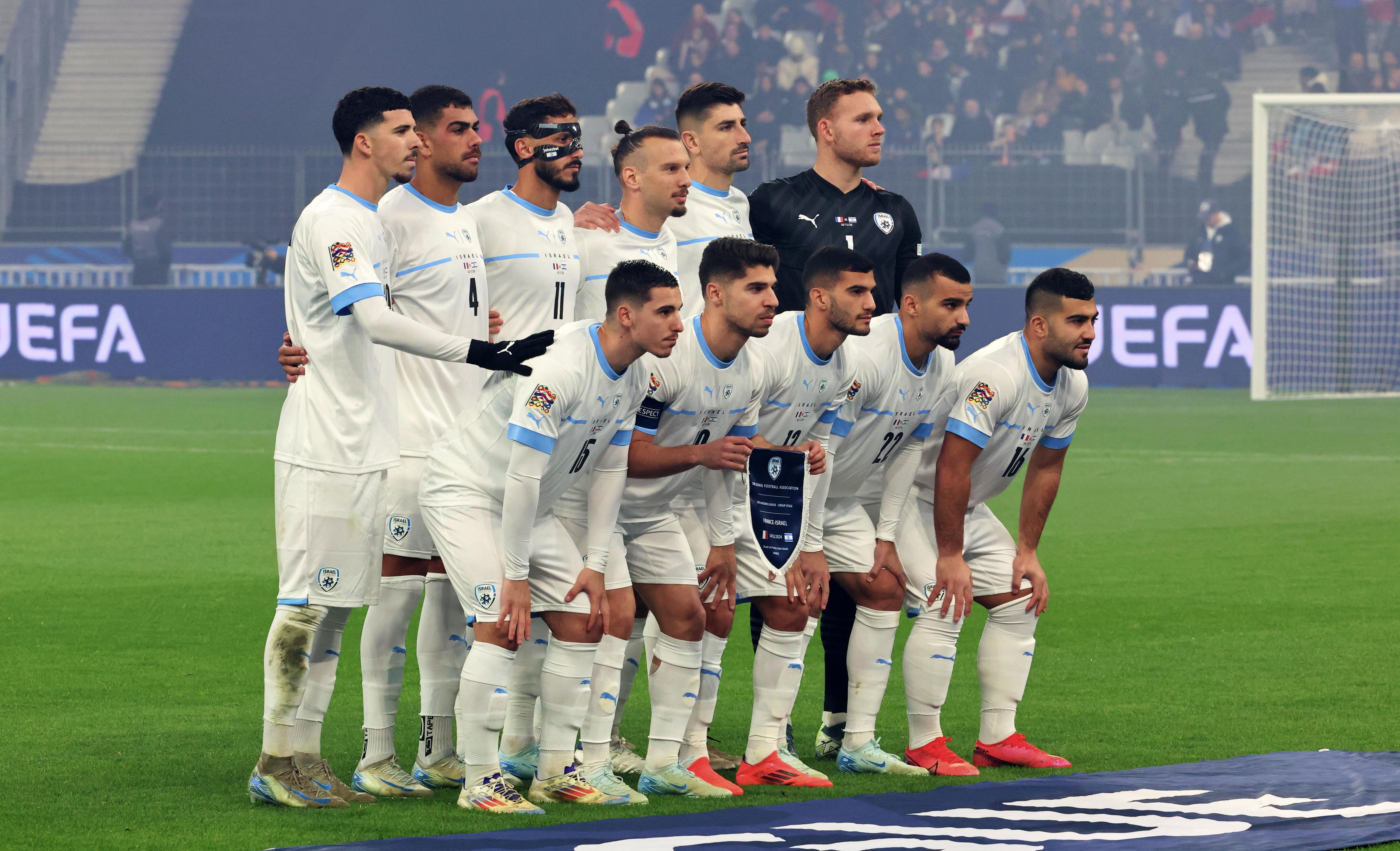 Seleção de Israel posando antes de duelo com a França pela Nations League