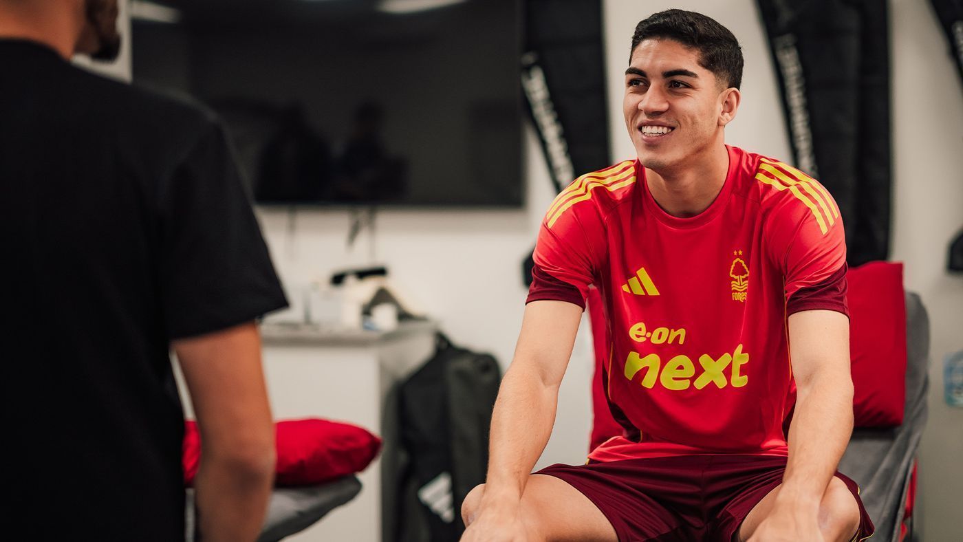 Zagueiro Jair Cunha na chegada ao Nottingham Forest