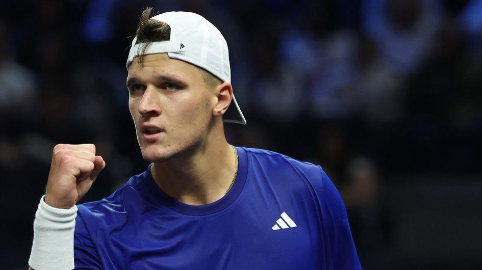 Jakub Mensik, tenista tcheco, comemorando sua vitória na Laver Cup