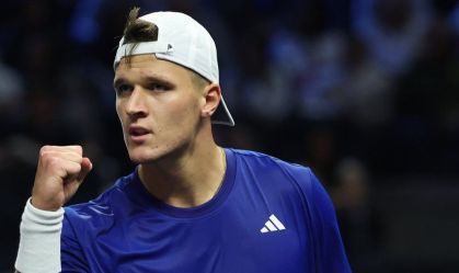 Jakub Mensik, tenista tcheco, comemorando sua vitória na Laver Cup