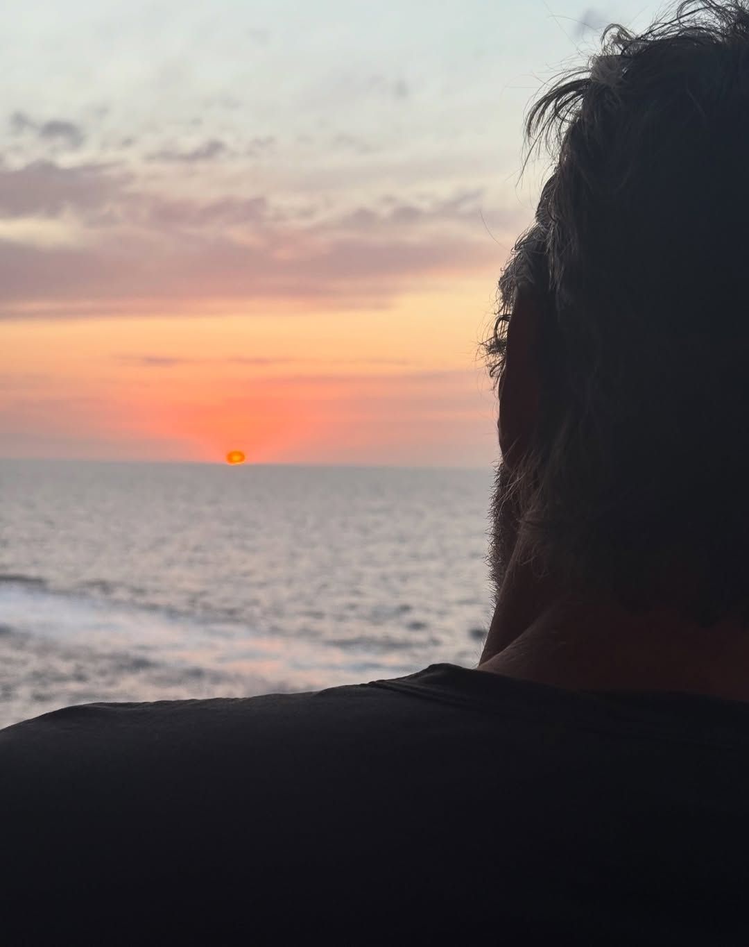 Jennifer Aniston publica foto misteriosa de homem de costas • Instagram/ Jennifer Aniston
