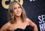 Jennifer Aniston afirma que pai a desencorajou a seguir carreira como atriz