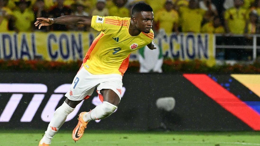 Jhon Córdoba, atacante da Colômbia, comemorando seu gol contra a Bolívia, pelas Eliminatórias