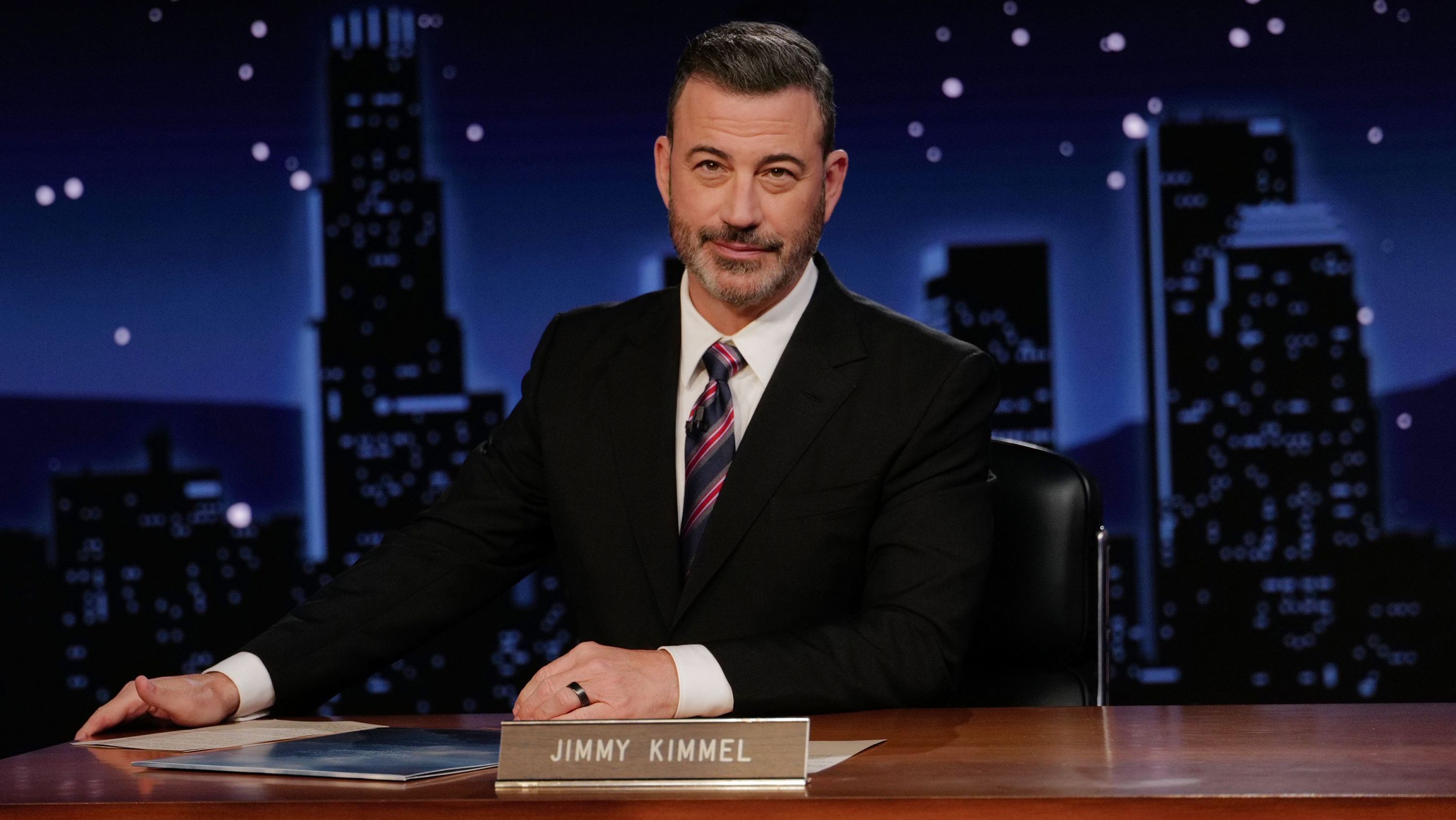 O apresentador do programa noturno Jimmy Kimmel abordou novos ataques do presidente Donald Trump durante sua segunda noite de volta ao ar após uma suspensão de quase uma semana