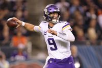 Jovem se destaca em estreia na NFL após passar por drama na carreira