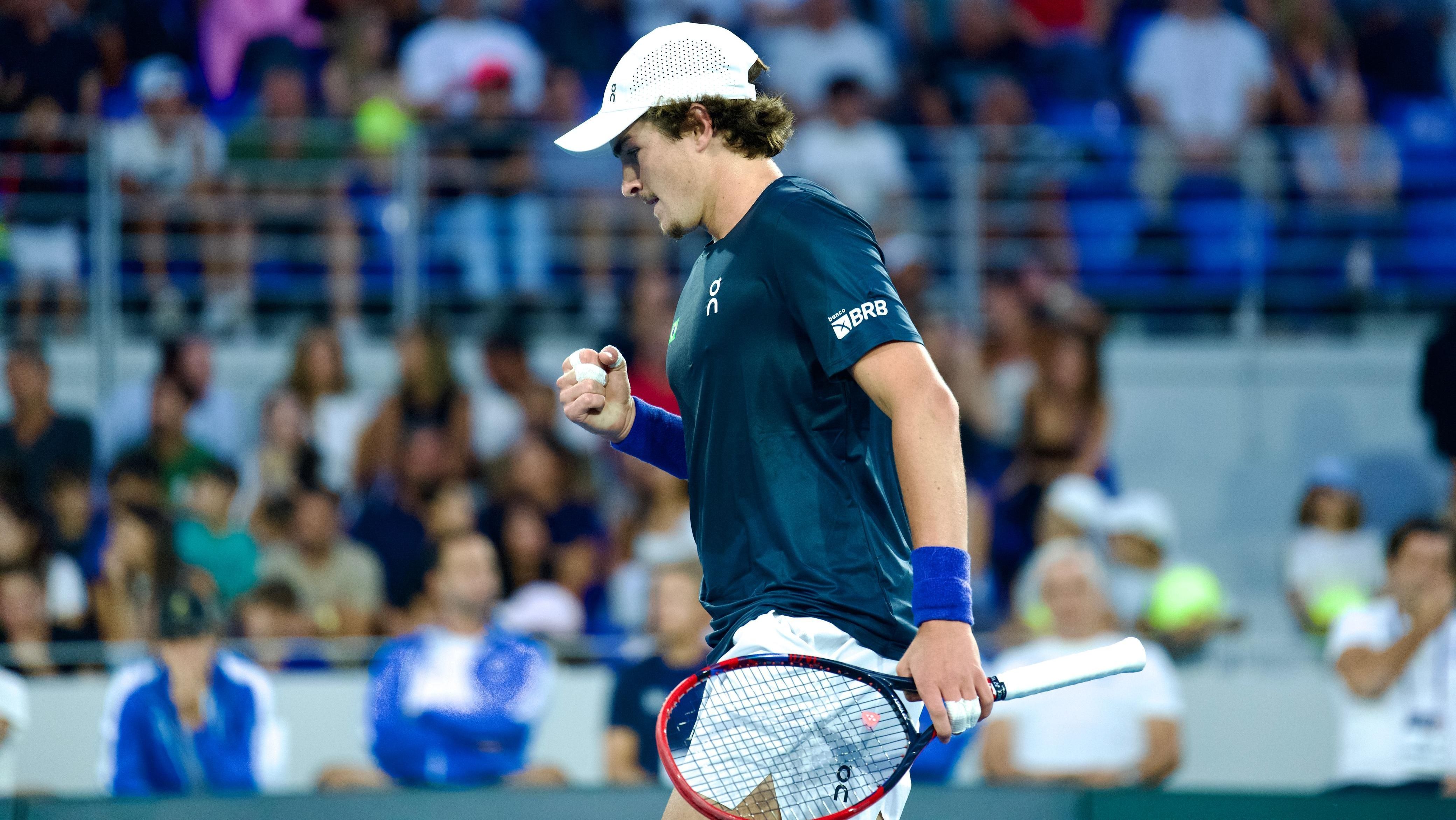 João Fonseca vence o grego Stefanos Tsitsipas em Atenas pela Copa Davis