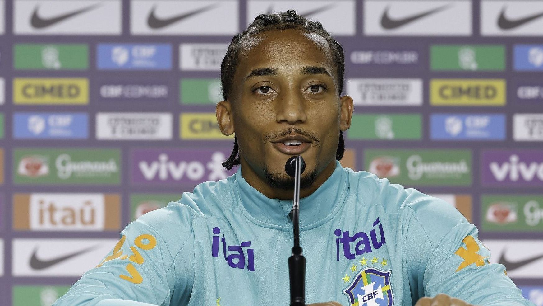 João Pedro durante entrevista coletiva da Seleção Brasileira