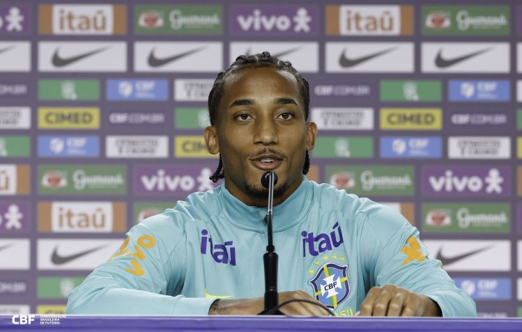 João Pedro deu coletiva nesta terça-feira (2) na Granja Comary, casa da Seleção Brasileira • Rafael Ribeiro/CBF