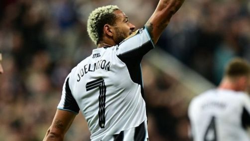 Joelinton comemora gol pelo Newcastle