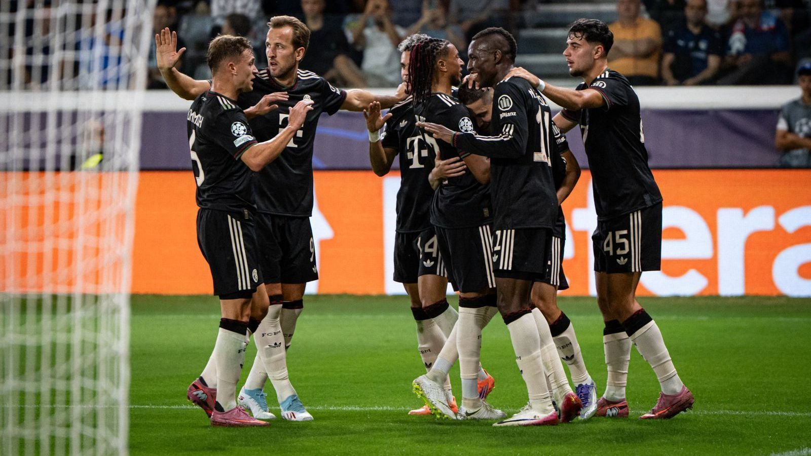 Jogadores do Bayern celebrando um dos gols da goleada sobre o Pafos, pela Champions League