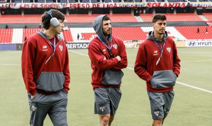 jogadores do São Paulo realizando o reconhecimento do gramado em Quito