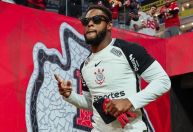 NFL: jogadores do Chiefs aquecem com a camisa do Corinthians