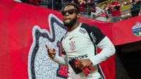 NFL: jogadores do Chiefs aquecem com a camisa do Corinthians