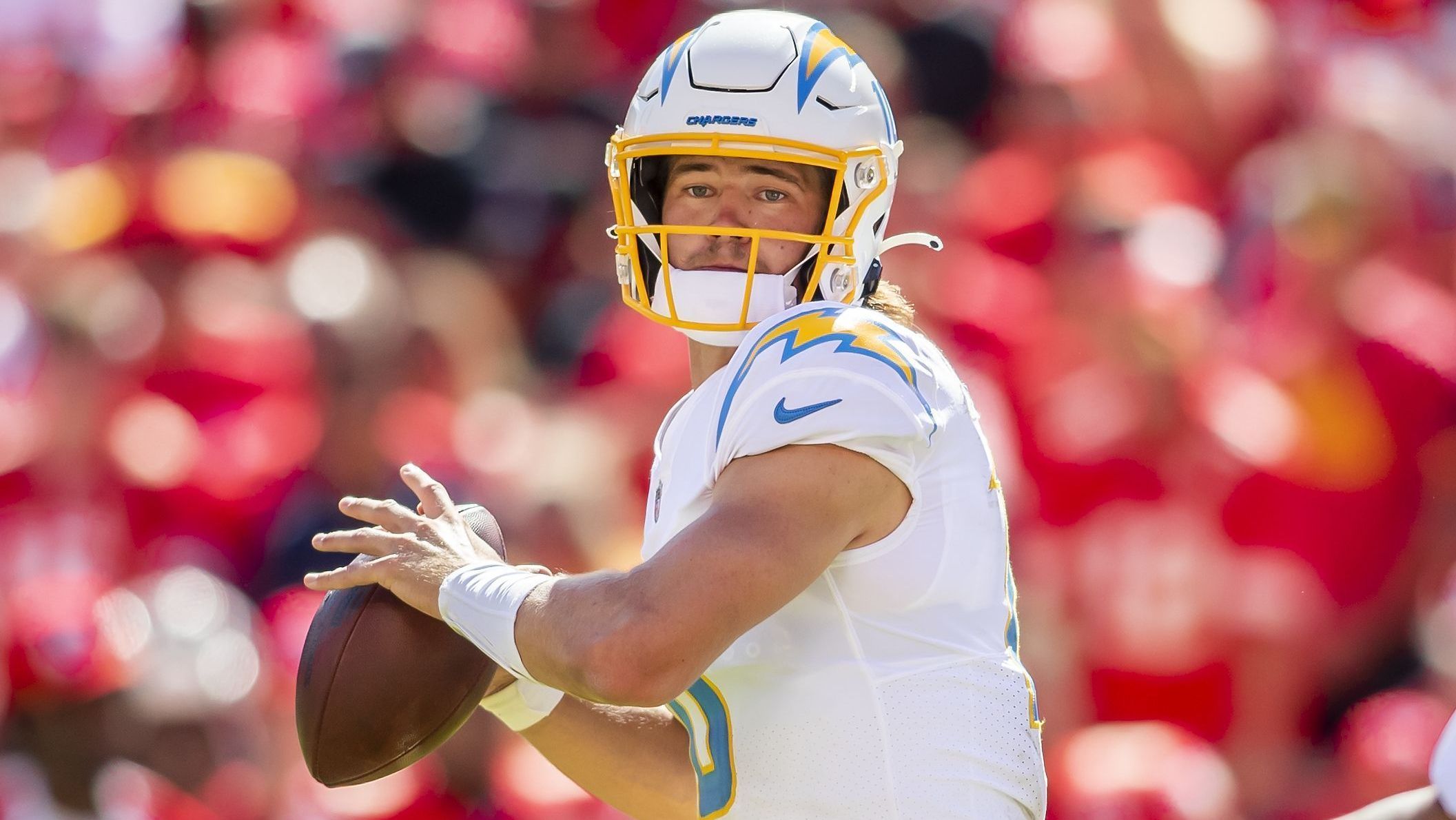 Justin Herbert foi o destaque da última vitória dos Chargers contra os Chiefs, em 2021 • Foto: Nick Tre. Smith/Icon Sportswire via Getty Images