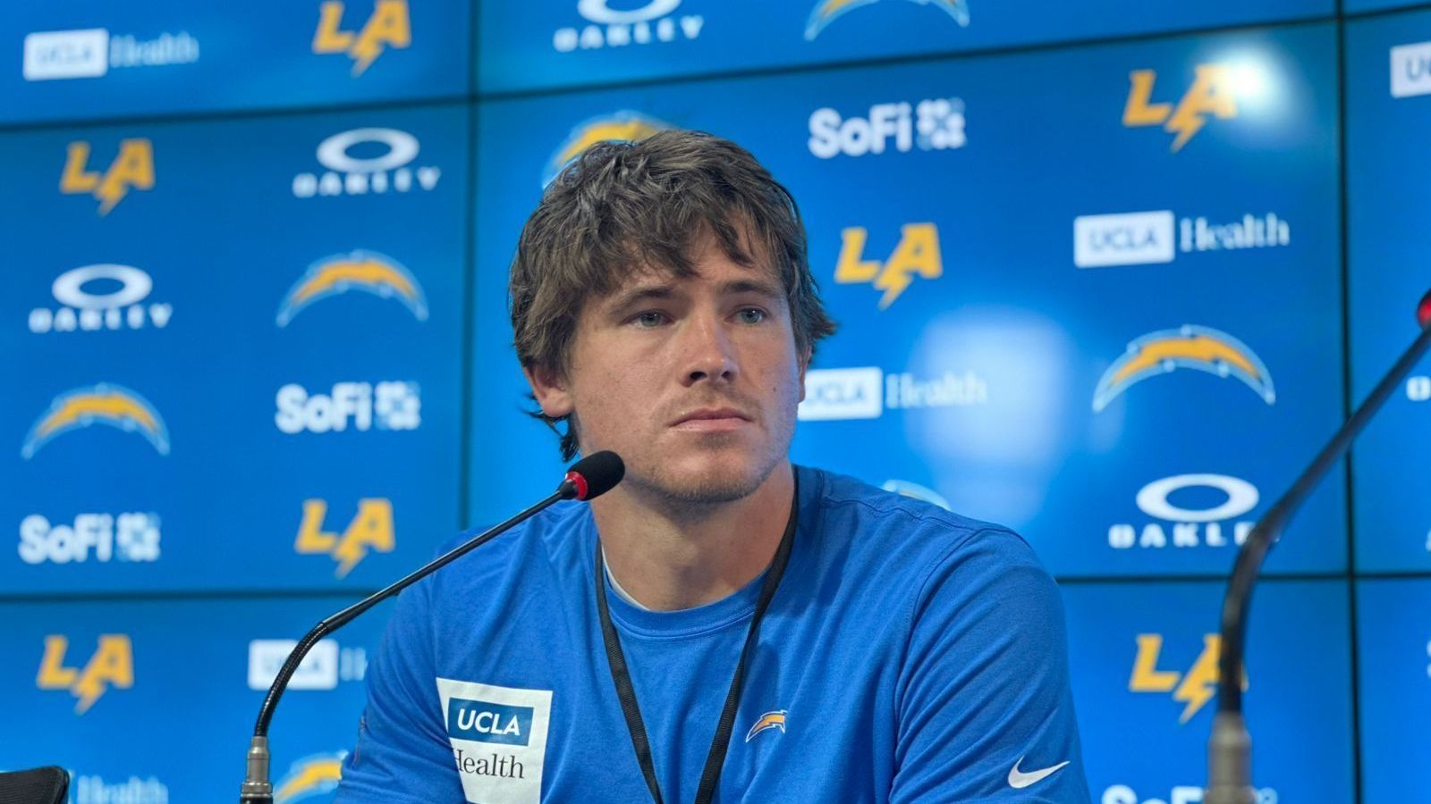 Justin Herbert, quarterback do Los Angeles Chargers, em entrevista coletiva