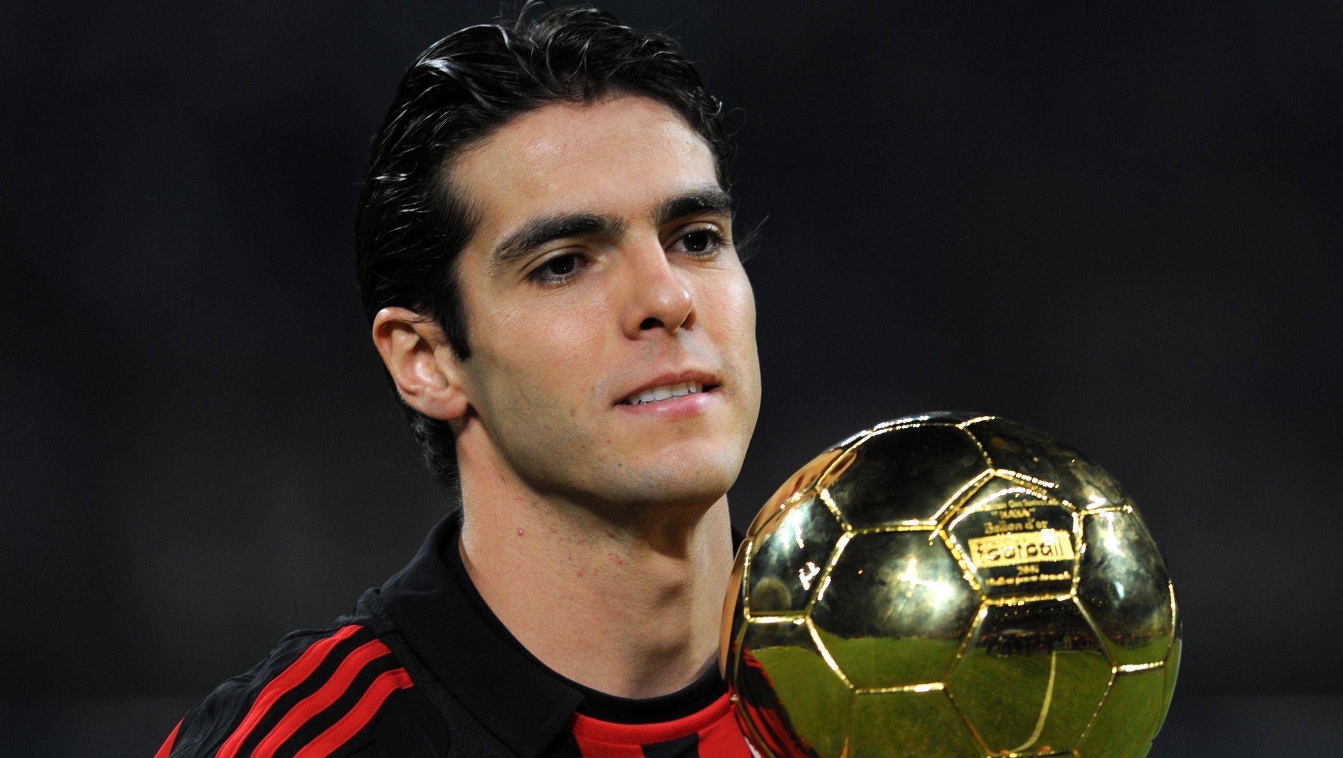 Kaká com a Bola de Ouro conquistada em 2007
