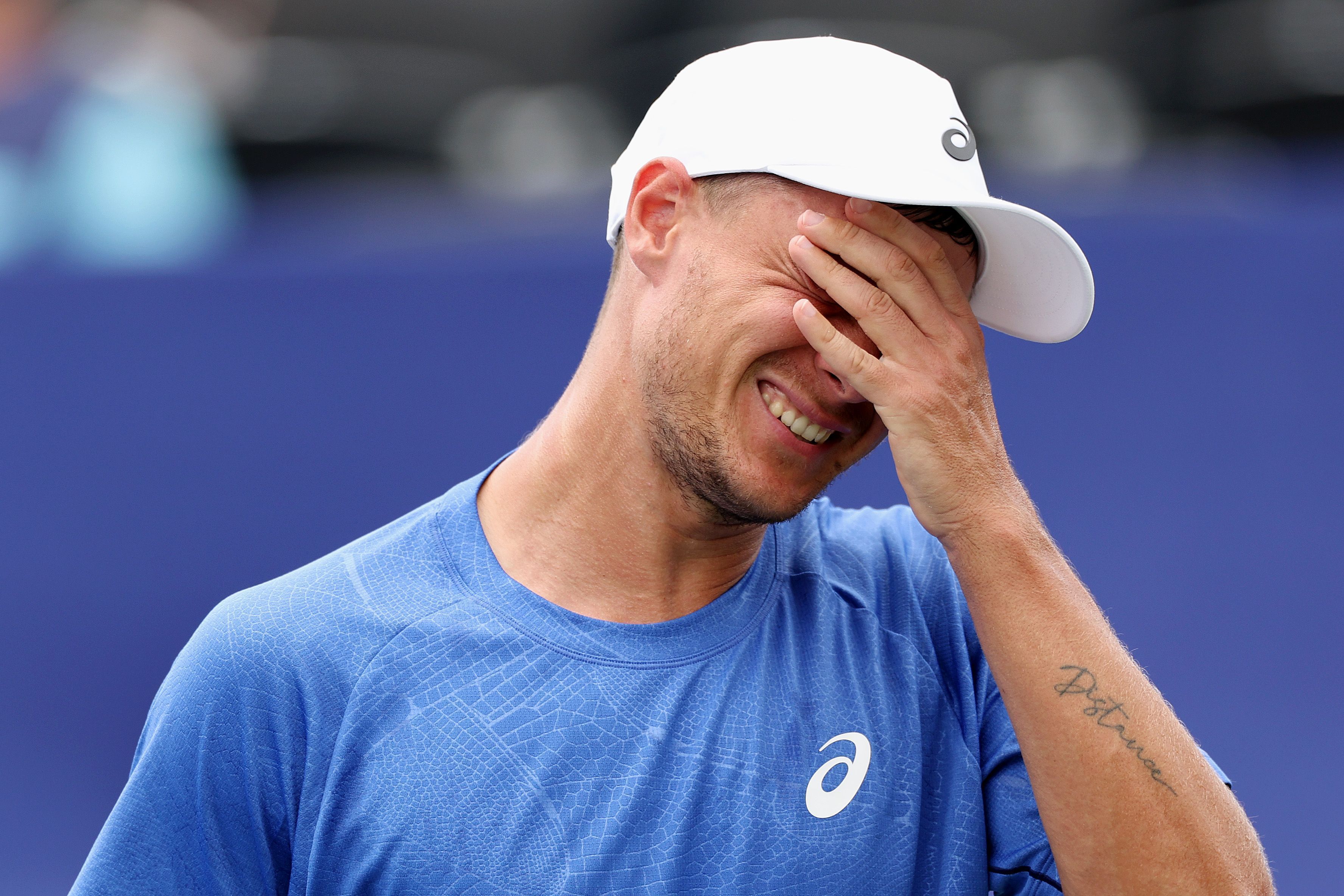 Piotr Szczerek (não na foto) foi visto pegando um chapéu dado por Kamil Majchrzak (na foto) a um fã após sua vitória na segunda rodada sobre no US Open