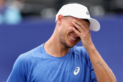 Piotr Szczerek (não na foto) foi visto pegando um chapéu dado por Kamil Majchrzak (na foto) a um fã após sua vitória na segunda rodada sobre no US Open