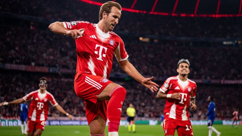 Harry Kane comemora um dos gols que marcou para o Bayern de Munique sobre o Chelsea pela Champions League • Reprodução/X @FCBayern