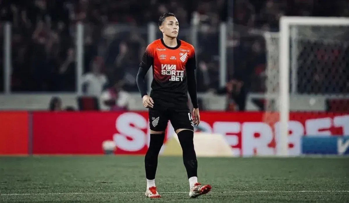 Kauã Moraes em ação com a camisa do Athletico