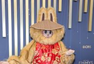 Drag vestida de Labubu rouba a cena no Emmy 2025; veja