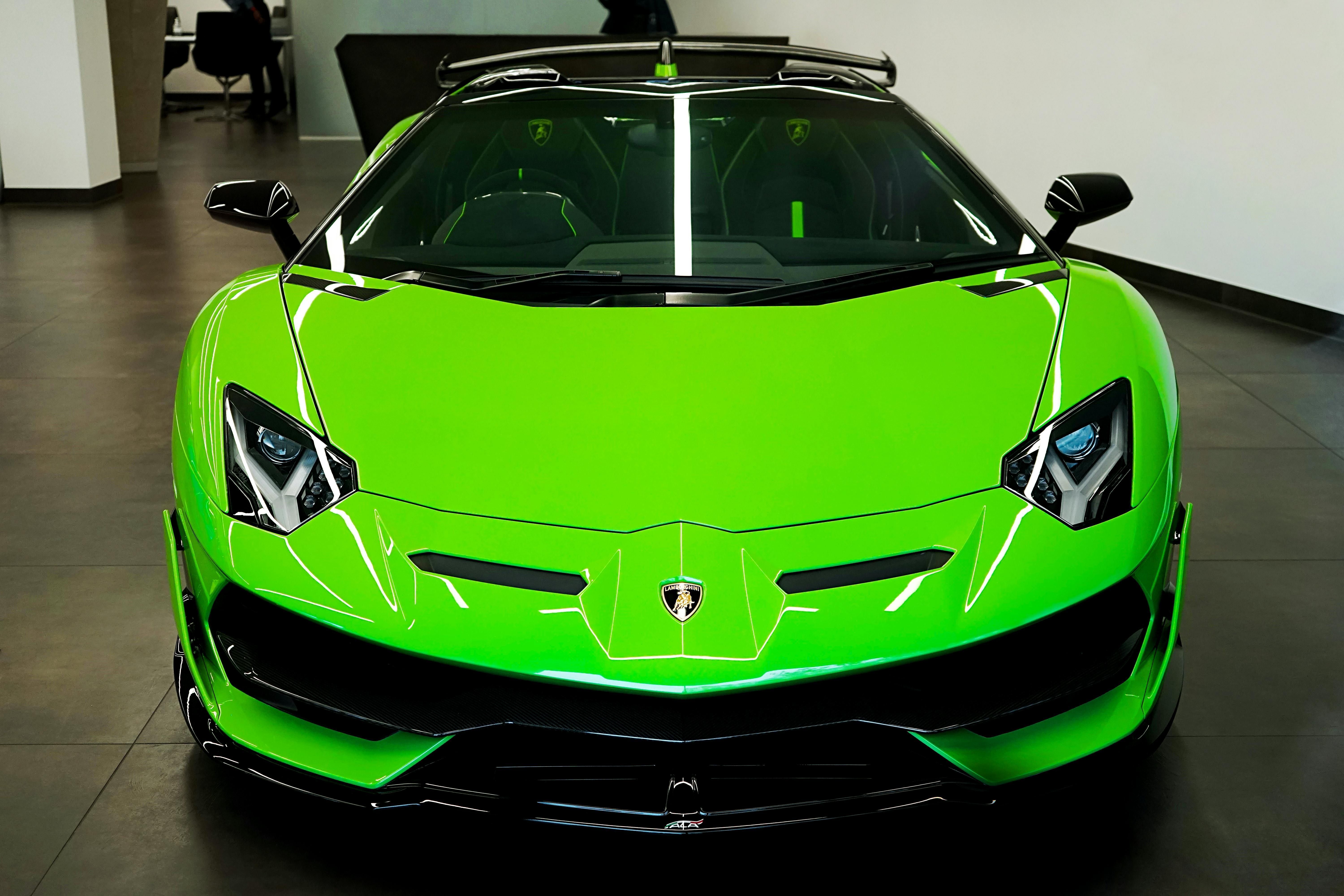 De um confronto entre Ferruccio Lamborghini e Enzo Ferrari nos anos 1960 nasceu uma das maiores rivalidades do mundo automotivo, que até hoje simboliza tradição, ousadia e o luxo sobre rodas.