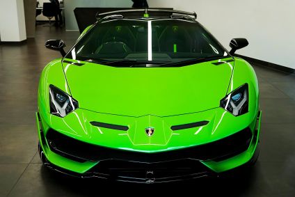 De um confronto entre Ferruccio Lamborghini e Enzo Ferrari nos anos 1960 nasceu uma das maiores rivalidades do mundo automotivo, que até hoje simboliza tradição, ousadia e o luxo sobre rodas.