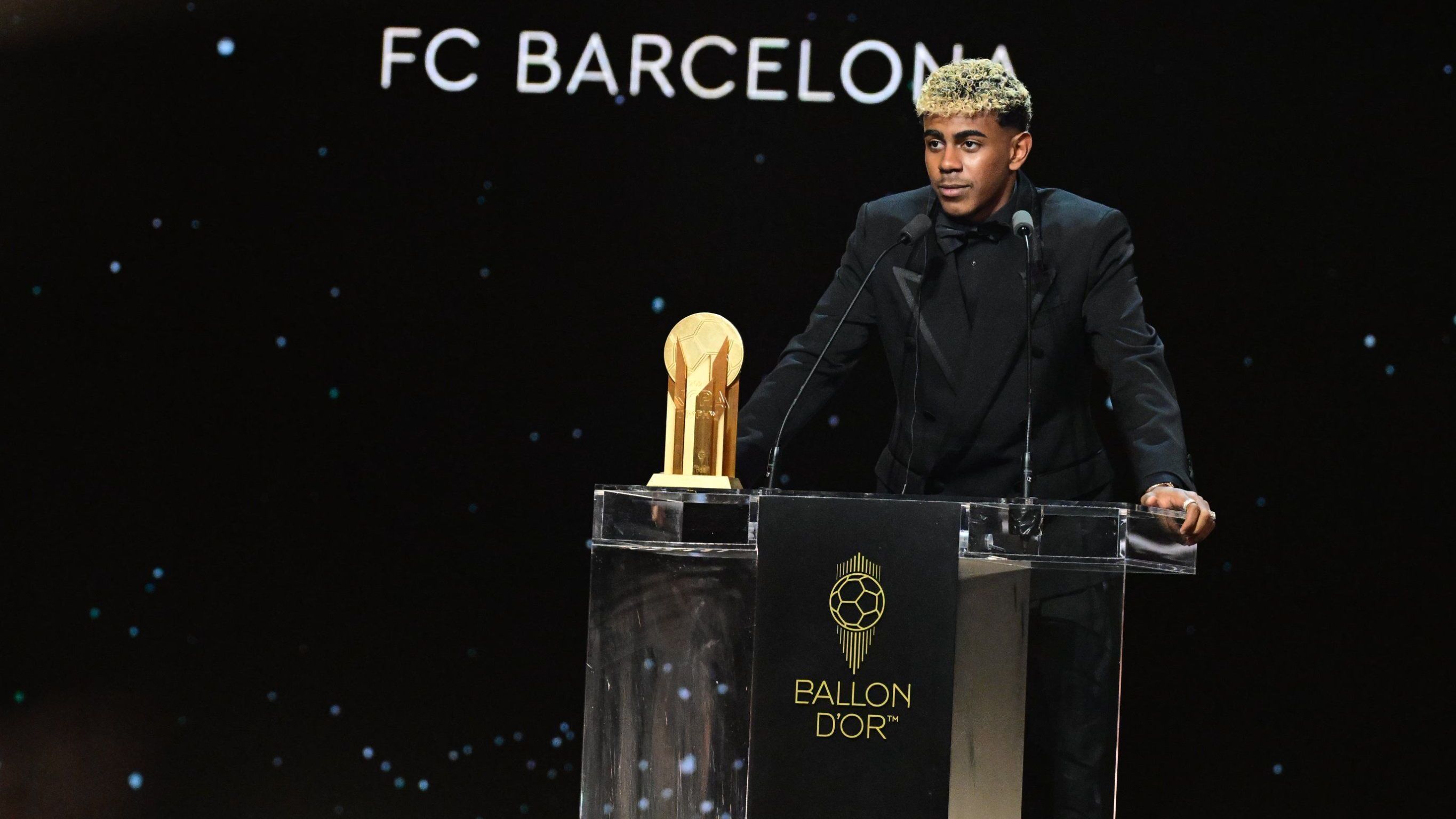 Lamine Yamal discursando com o Troféu Kopa da Bola de Ouro de 2025