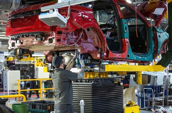 Range Rover em linha de produção • Divulgação