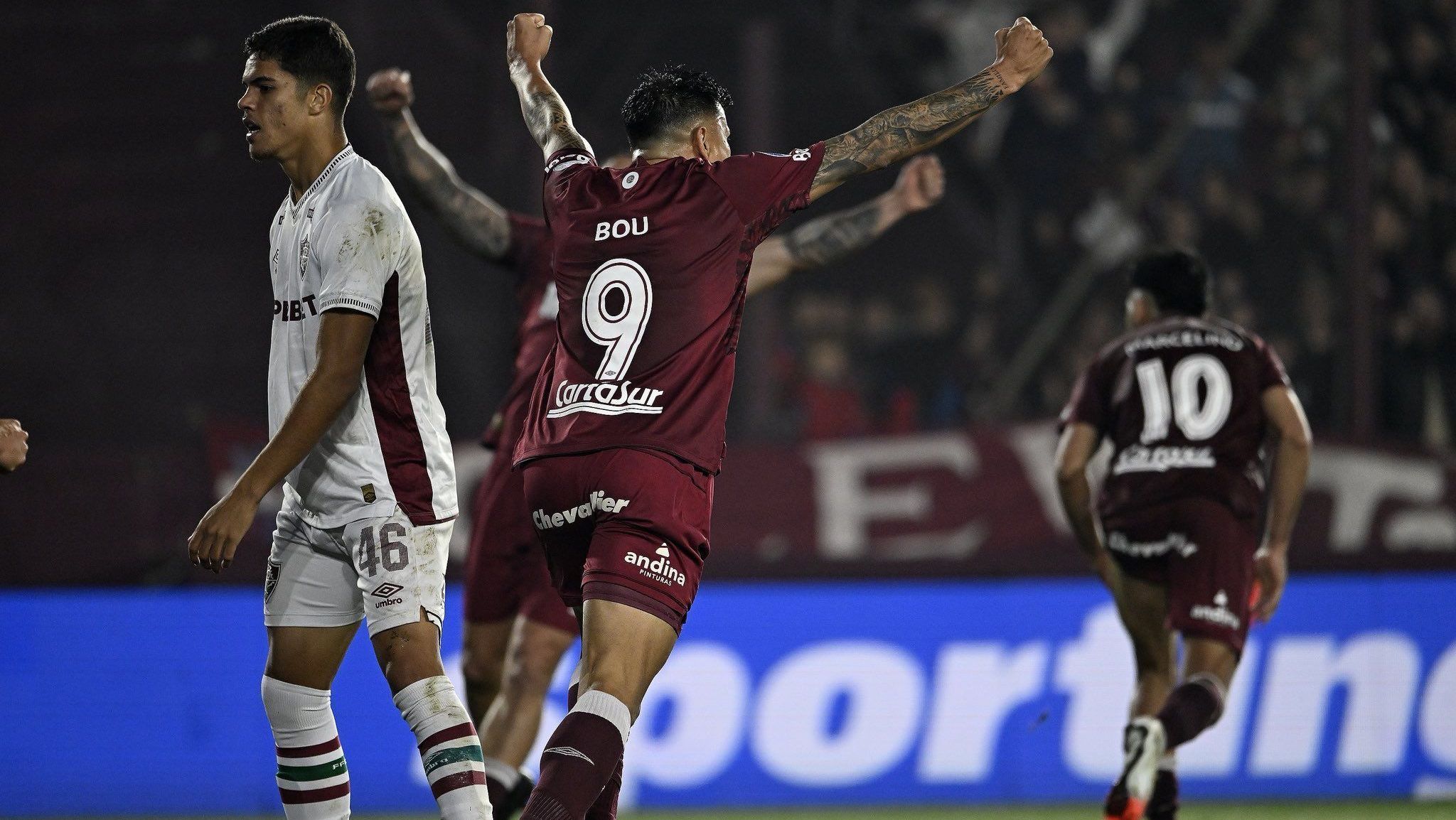 Jogadores do Lanús comemorando gol sobre o Fluminense, pela Copa Sul-Americana