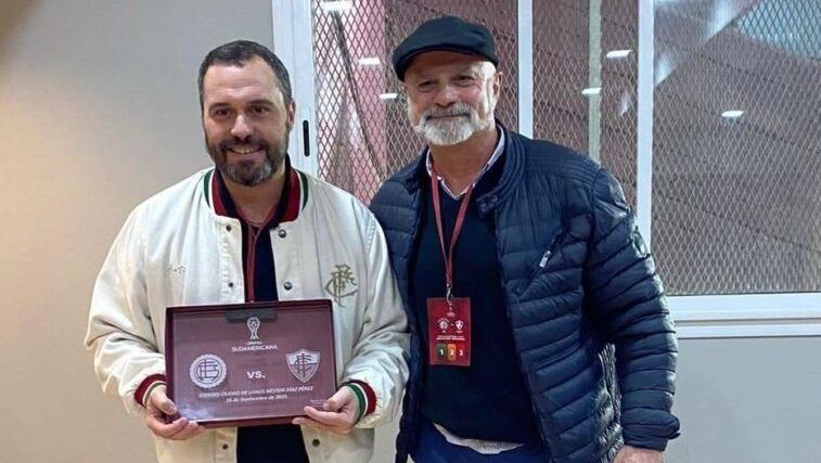 Diretoria do Lanús entregando uma homenagem ao Fluminense
