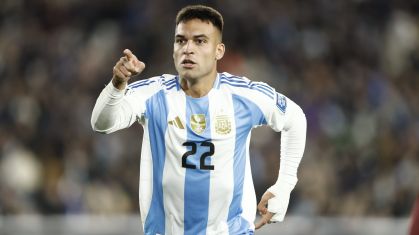 Lautaro Martínez comemora gol na vitória sobre a Venezuela