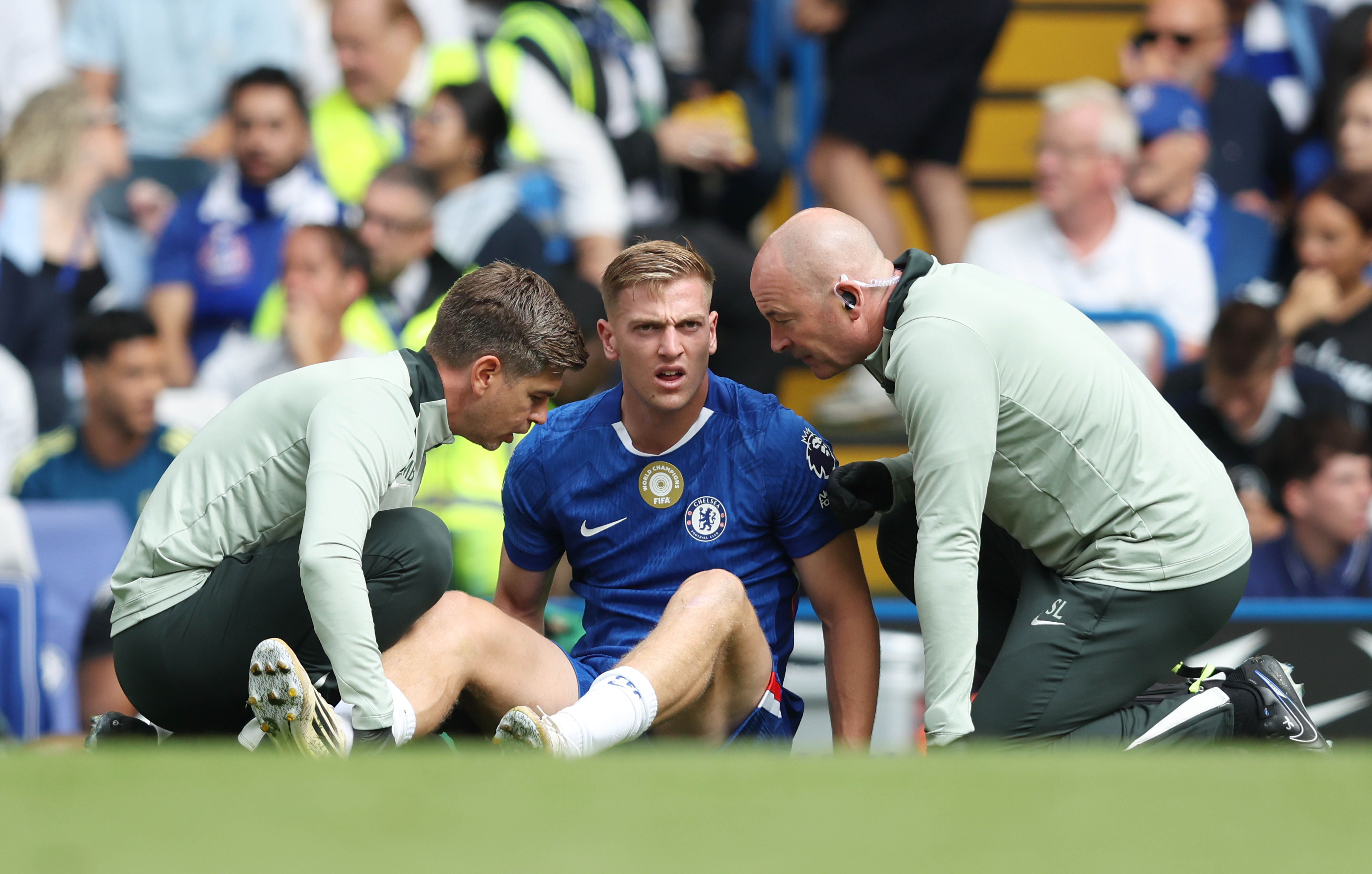 Liam Delap, reforço do Chelsea, sofreu uma lesão