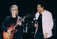 Show de Lionel Richie no The Town terá guitarrista brasileiro; conheça