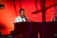Lionel Richie se declara após show no The Town: "Ainda sinto o amor"
