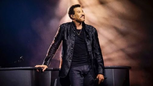 Dono de quatro Grammys, Richie ganhou sua 1ª estatueta em 1982 ao vencer a categoria Melhor Performance Vocal Pop Masculina por "Truly"