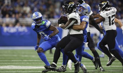 Travis Etienne, do Jacksonville Jaguars, em ação contra o Detroit Lions