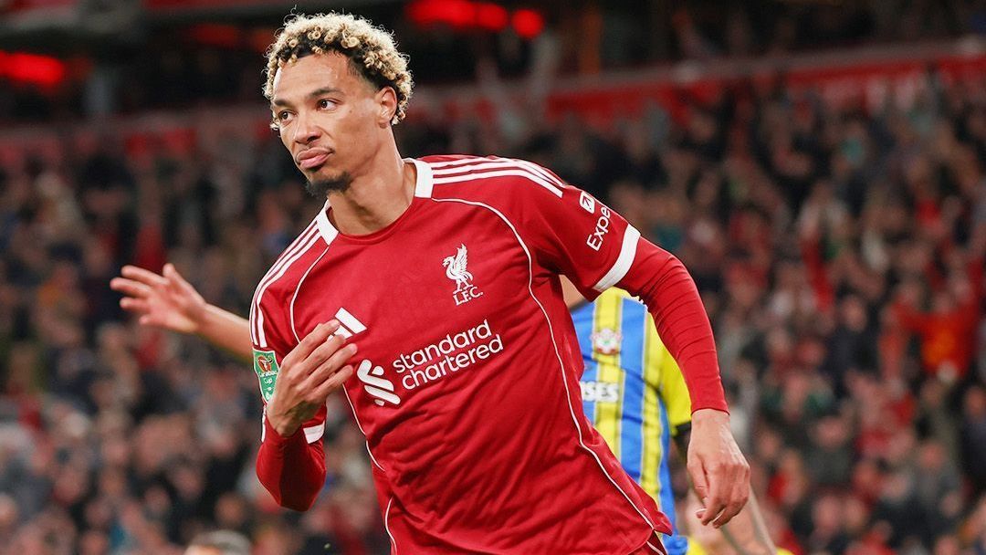 Ekitike comemora gol em vitória do Liverpool contra o Southampton