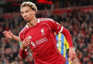 Isak marca o primeiro, e Ekitike decide em vitória do Liverpool