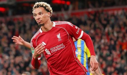 Isak marca o primeiro, e Ekitike decide em vitória do Liverpool